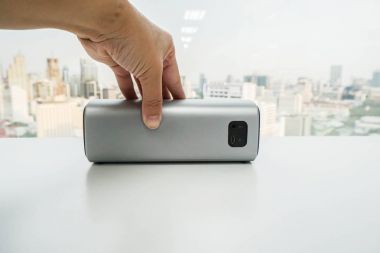 Kadınlar yakından tutun taşınabilir kablosuz bluetooth sözcü