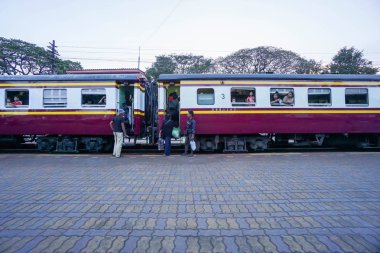 12 Nisan 2017 Huahin Tayland'da çekilen tren insanlar binmek