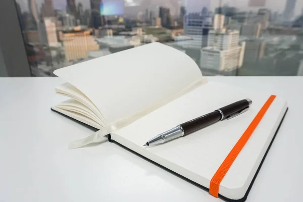 Mock up notebook e caneta para tomar reunião de negócios no escritório — Fotografia de Stock