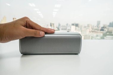 müzik dinlemek için kadınlar sol taraftan modern taşınabilir bluetooth sözcü yukarıya kapatmak