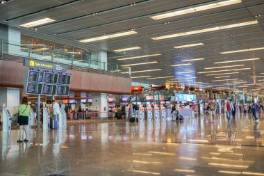 modern iç ve Havaalanı Bagaj Singapur Changi Havalimanı'na 3 Mayıs 2017 alınan iade için insanlarda