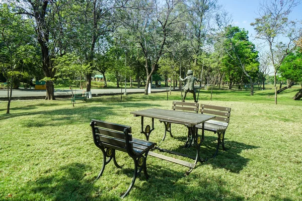 Açık yeşil avlu dinlenmek için genel parkta bankta — Stok fotoğraf