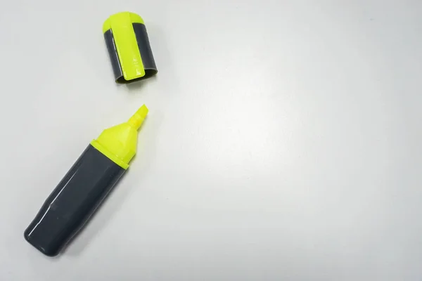 Изолированная желтая ручка для выделения, готовая к получению информации — стоковое фото