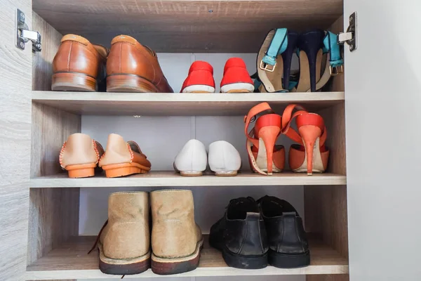 男性と女性のファッショナブルな靴の仕事のためのワードローブ — ストック写真