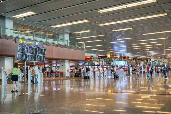 modern iç ve Havaalanı Bagaj Singapur Changi Havalimanı'na 3 Mayıs 2017 alınan iade için insanlarda