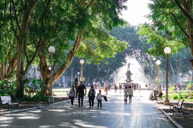 Ebeveynler ve çocuklar birlikte Hyde Park Sydney Avustralya'da üzerinde 6 Temmuz 2016 alınan hafta sonları vakit
