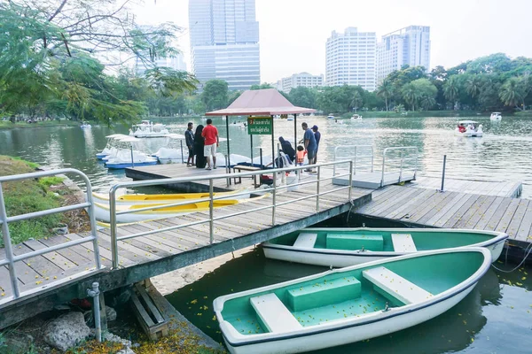 Padres y niños se preparan para entrar en el barco y el ciclo del agua en el parque público tomada en Lumpini Park Bangkok Tailandia en 31 Mayo 2017 — Foto de Stock