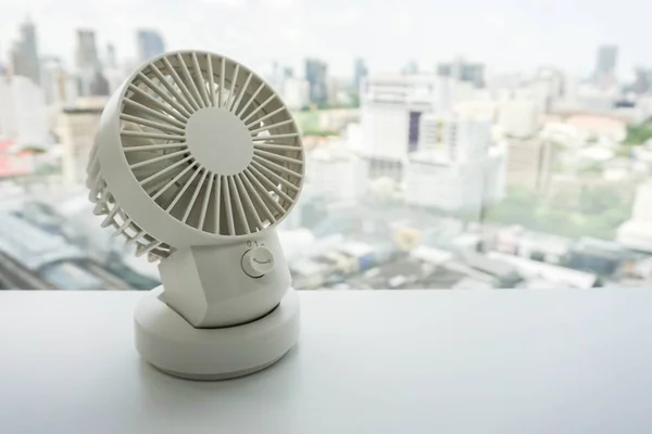 Ventilador de escritorio USB portátil blanco en la mesa de oficina — Foto de Stock