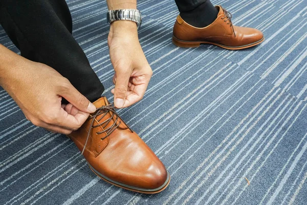 Nahaufnahme Geschäftsmann schnürt seine Schuhe im Büro — Stockfoto