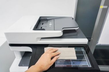 office yazıcı bakım için insanlar temiz dokunmatik ekranı kapatın