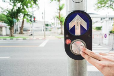 insanlar basın üzerinde yol işaret geçiş kapatın