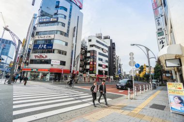 İnsanlar 18 Aralık 2016 tarihinde Tokyo, Japonya 'da çekilen sabah Zebra geçişi çapraz