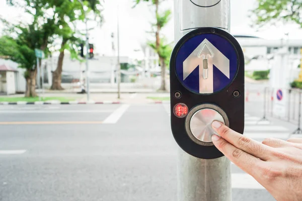 insanlar basın üzerinde yol işaret geçiş kapatın