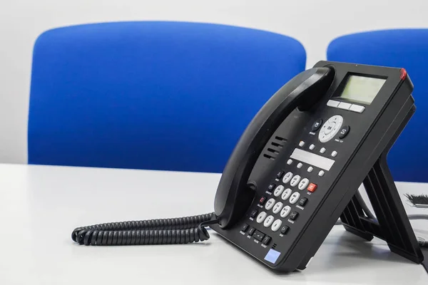Cerrar el teléfono IP VoIP en la mesa en la sala de juntas para la reunión interna de gestión —  Fotos de Stock