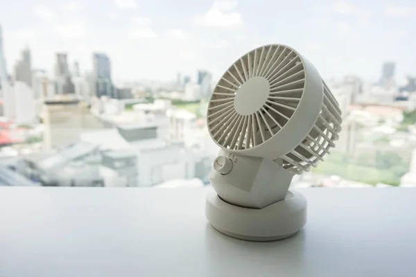 Ventilador de escritorio USB portátil blanco en la mesa de oficina para liberar aire caliente — Foto de Stock