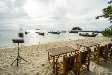 tatil ve dinlenme kavramı - bambu masa ve sandalye üzerinde plaj açık kafe Lipe Adası'nda alınan Güney Tayland 8 2017 olabilir