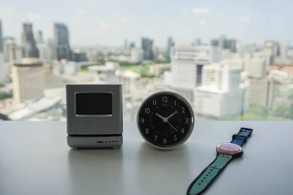 Bayanlar İzle beyaz masa üzerinde modern saatiyle Analog ve dijital — Stok fotoğraf