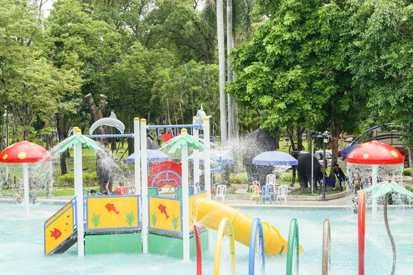 2017 年 6 月 18 日にタイのバンコクで撮影した水公園でカラフルな遊び場で子供たちが楽しく — ストック写真