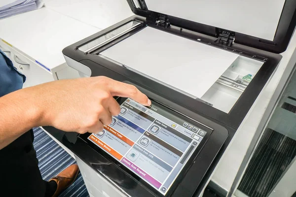 Geschäftsmann im blauen Hemd arbeitet mit Drucker-Touchpanel zum Scannen von Dokumenten — Stockfoto