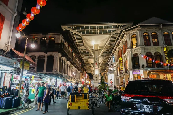 insanlar dışarı çıkıp China Town Singapur'da üzerinde 22 Mayıs 2017 alınan yemek