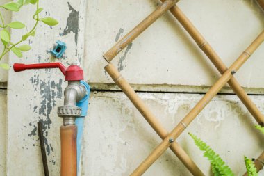 eski su musluk kauçuk tüp ev bahçe ile kapatmak