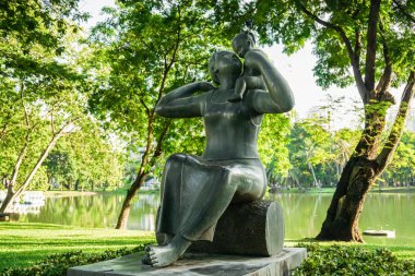 Heykel anne ve oğlu Lumpini parkta Bangkok Tayland Taken 16 Mayıs 2017
