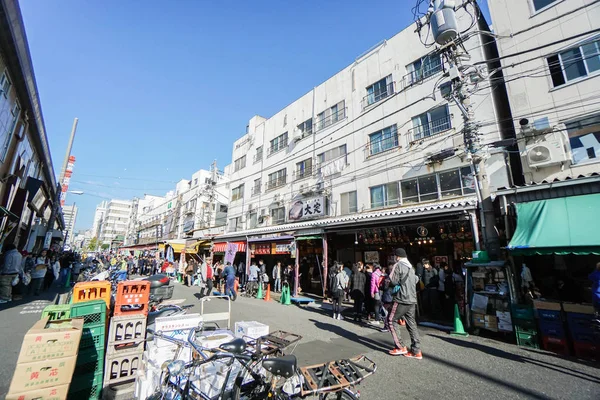 sabah kahvaltı için ve Tokyo Japonya'nın 9 Aralık 2017 alınan taze yemek için alışveriş Tsukiji Balık Pazarı insanlar gider