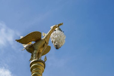 vintage garuda lamba sonrası parlak mavi gökyüzü ile kapatmak