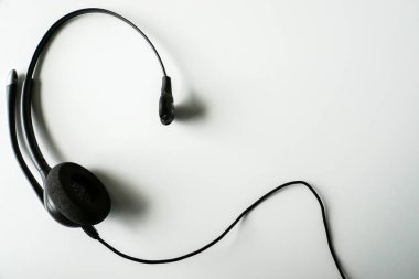 çağrı merkezi birimi için siyah kulaklık izole yakından