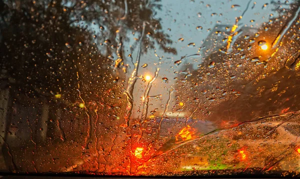 Starke Regentropfen und Straßenlicht bokeh in der Nacht auf Auto-Windschild — Stockfoto