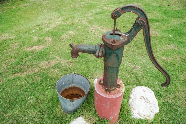 Παλιά και σκουριασμένα εκλεκτής ποιότητας νερό αντλία με ανοξείδωτο κάδο — Φωτογραφία Αρχείου