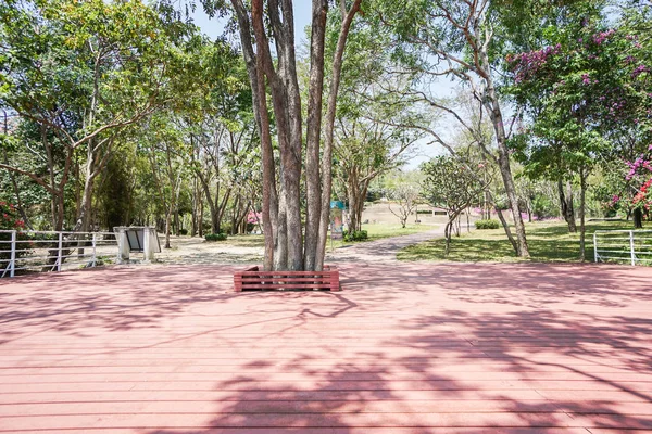 kırmızı ahşap kare güneş ışığı ile kamu park