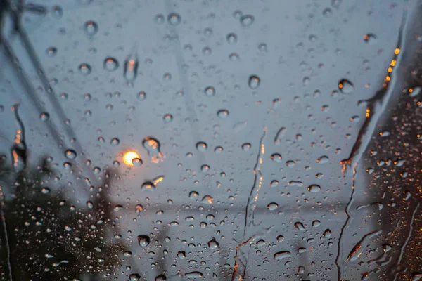 Regentropfen auf der Windschutzscheibe während der Regenzeit — Stockfoto