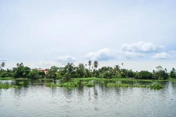 Casa vintage y jardín en rural al otro lado del río — Foto de Stock