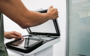 işadamı kullanım el yer kağıt sayfası ayarı yazıcı için yazıcı plaka üzerinde