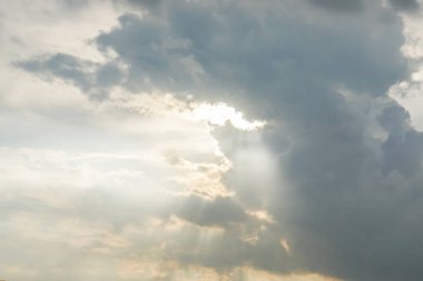 bulutlu gökyüzü günbatımı içinde yumuşak güneş ışığı ile