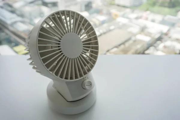 Beyaz taşınabilir Usb masaüstü fan tak bilgisayar office ile kapatmak — Stok fotoğraf