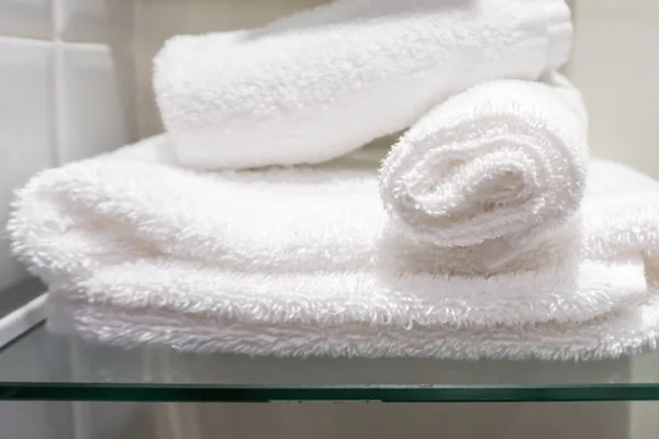 Close up textura toalha branca no banheiro de luxo — Fotografia de Stock