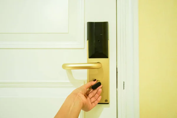 ปิดขึ้นผู้หญิงมือบิด doorknob เพื่อล็อคห้องพักในหรูหราโฮ — ภาพถ่ายสต็อก