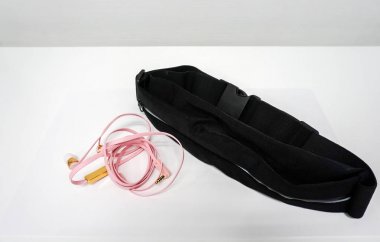 cep telefonu bel cep müzik çalıştırılması sırasında dinlemek için şirin pembe kulaklık ile