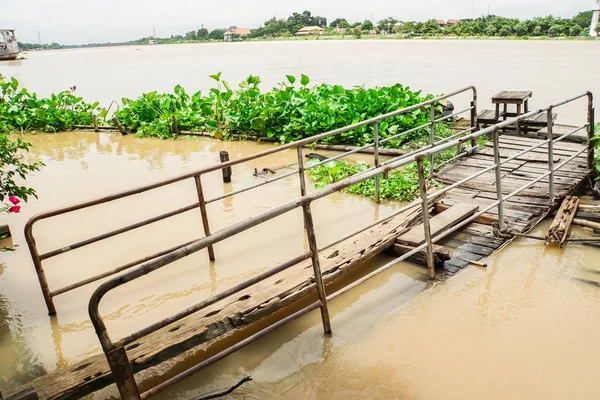 Viejo puente de hoja de madera vintage al río Chaophraya — Foto de Stock