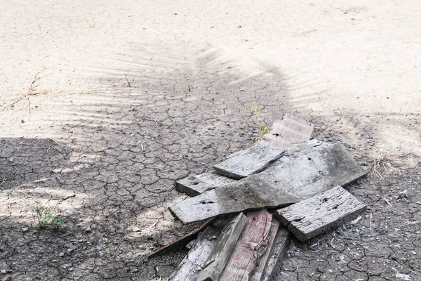 Oude houten palen op de grond — Stockfoto