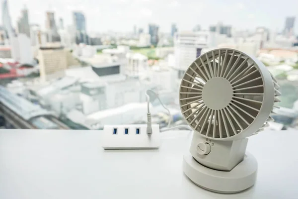 Fan desktop USB portabel putih dengan hub USB di tabel kantor — Stok Foto