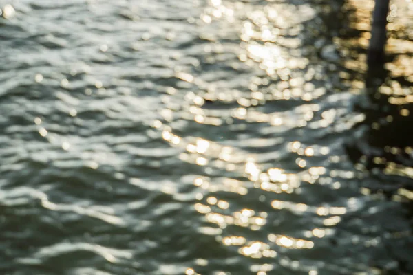 夕暮れ時の水の波のぼかしとボケの抽象 — ストック写真