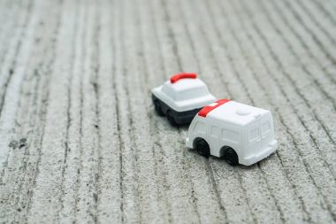 ulaşım kavramı - şirin polis araba ve ambulans van oyuncak model beton yol üzerinde