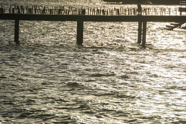 日没の川で水テクスチャのシルエット写真 — ストック写真