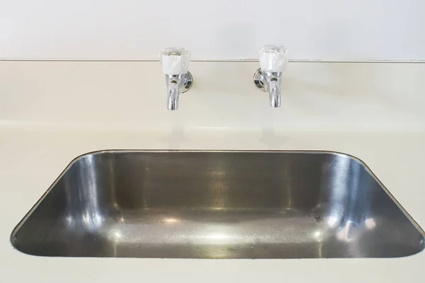 Lavabo Lavavajillas Inoxidable Limpio Cocina Con Grifos Agua Caliente Fría — Foto de Stock