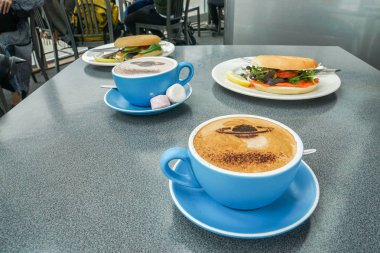 yaratıcı tasarım sıcak çikolata hatmi ve ızgara somon simit ile mavi Kupası