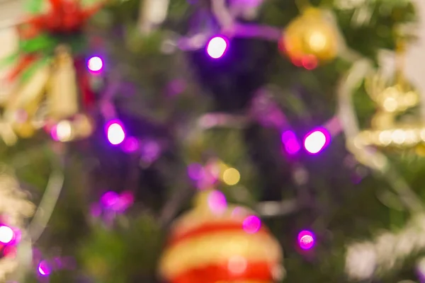 季节问候概念 圣诞树和装饰品的模糊和波克 — 图库照片