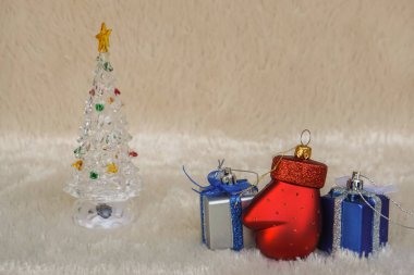 sezon tebrik kavramı - kırmızı eldiven ile sevimli Noel ağacı Noel hediye ile